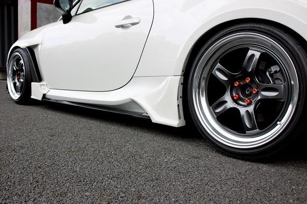 Garage Vary Toyota GR86 / Subaru BRZ (ZN8 / ZD8) Rear Side Garnish (Plain Weave Carbon)