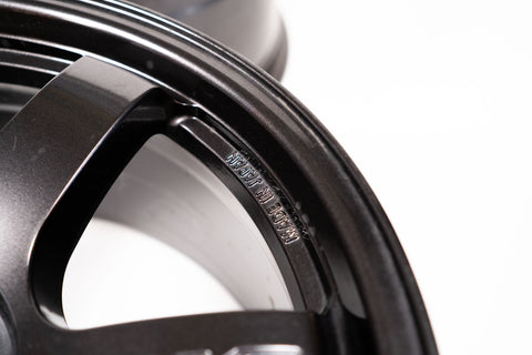 RAYS Gramlights 57DR 18" 8J +20 (6x139.7)