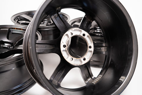 RAYS Gramlights 57DR 18" 8J +20 (6x139.7)
